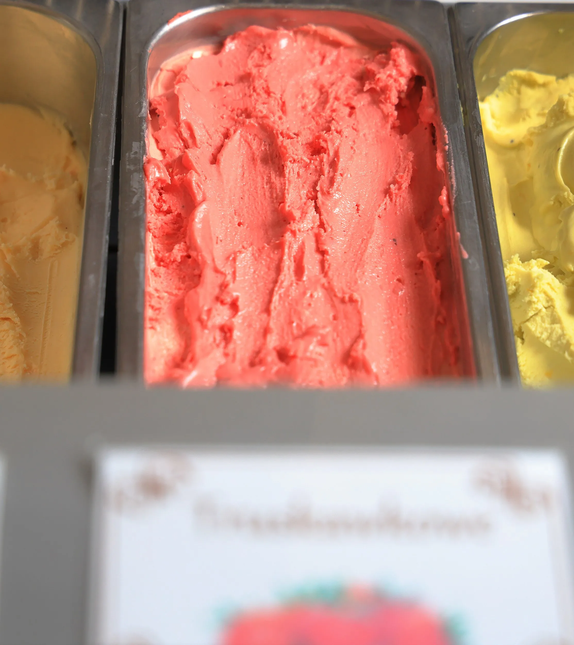 Lody truskawkowe produkowane na miejscu w lodziarni Moja Dorotka w Przedborzu – naturalny owocowy smak i kremowa konsystencja.Lody truskawkowe produkowane na miejscu w lodziarni Moja Dorotka w Przedborzu – naturalny owocowy smak i kremowa konsystencja.