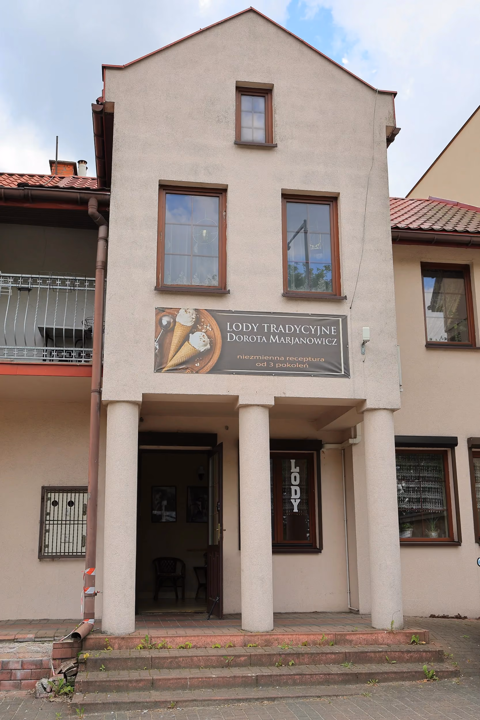 Wejście do lodziarni Moja Dorotka Lody Tradycyjne Marjanowicz w Przedborzu z szyldem informującym o rodzinnej recepturze.
