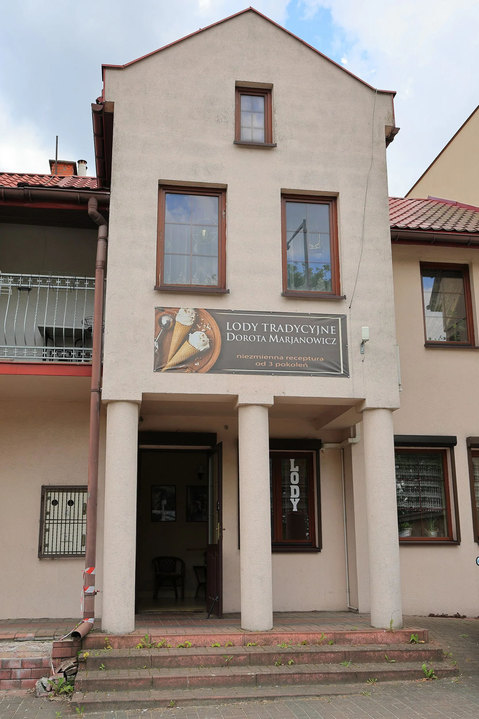 Wejście do lodziarni Moja Dorotka Lody Tradycyjne Marjanowicz w Przedborzu z szyldem informującym o rodzinnej recepturze.