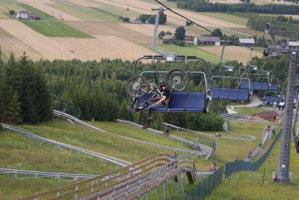 Góra Kamieńsk latem – rowerzyści korzystający z wyciągu krzesełkowego i tras rowerowych typu downhill.