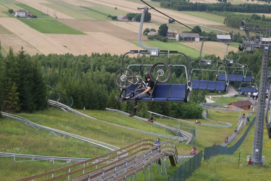 Góra Kamieńsk latem – rowerzyści korzystający z wyciągu krzesełkowego i tras rowerowych typu downhill.