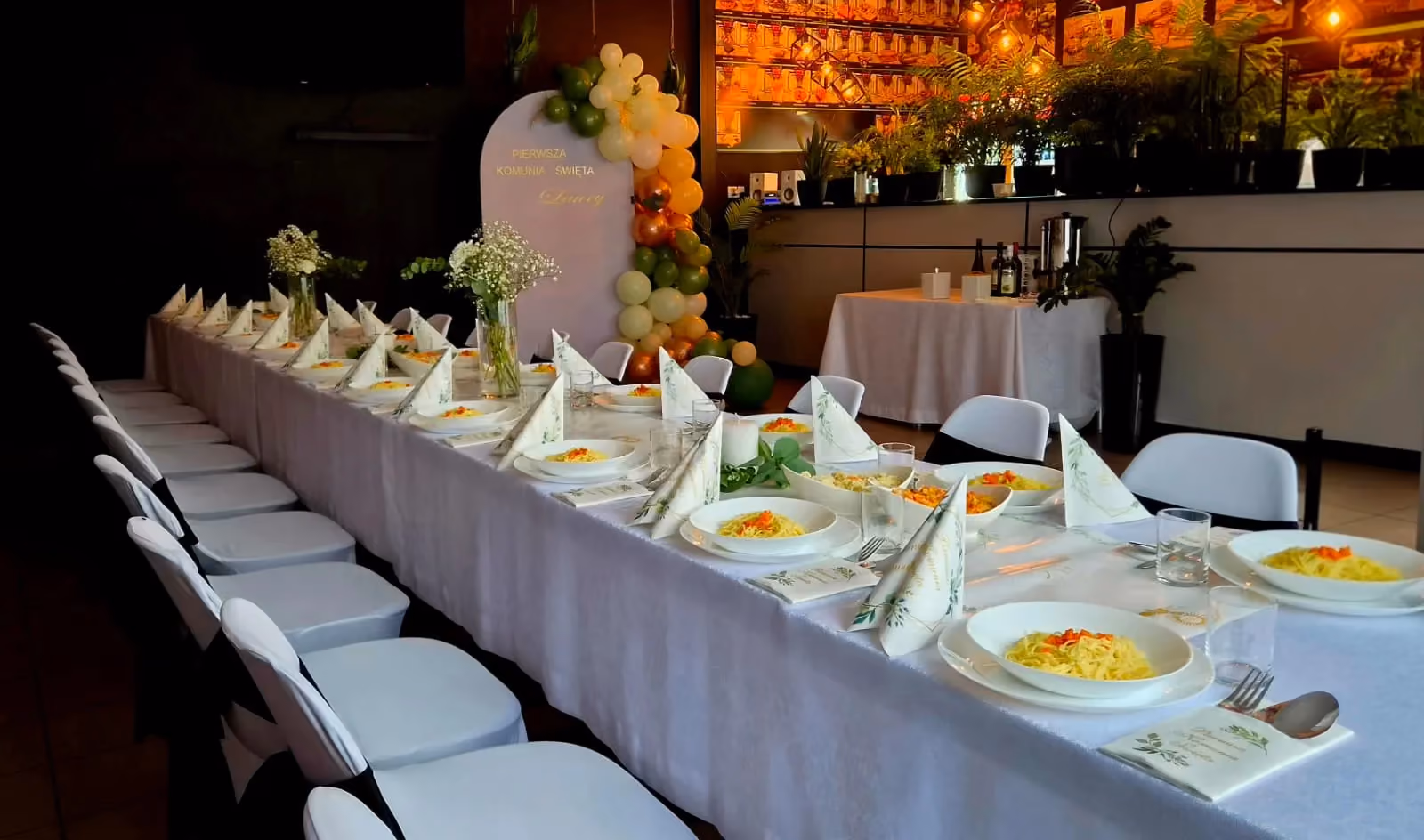 Sala restauracyjna Bistro Pod Klonem z drewnianymi stolikami, nowoczesnym wystrojem i strefą barową.
