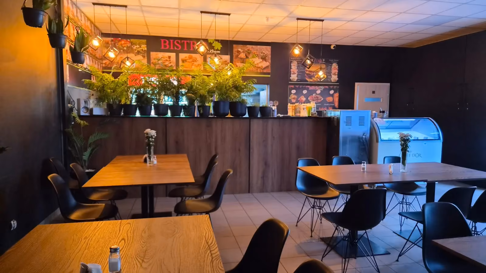 Wnętrze Bistro Pod Klonem przygotowane do obsługi gości indywidualnych i spotkań w większym gronie.