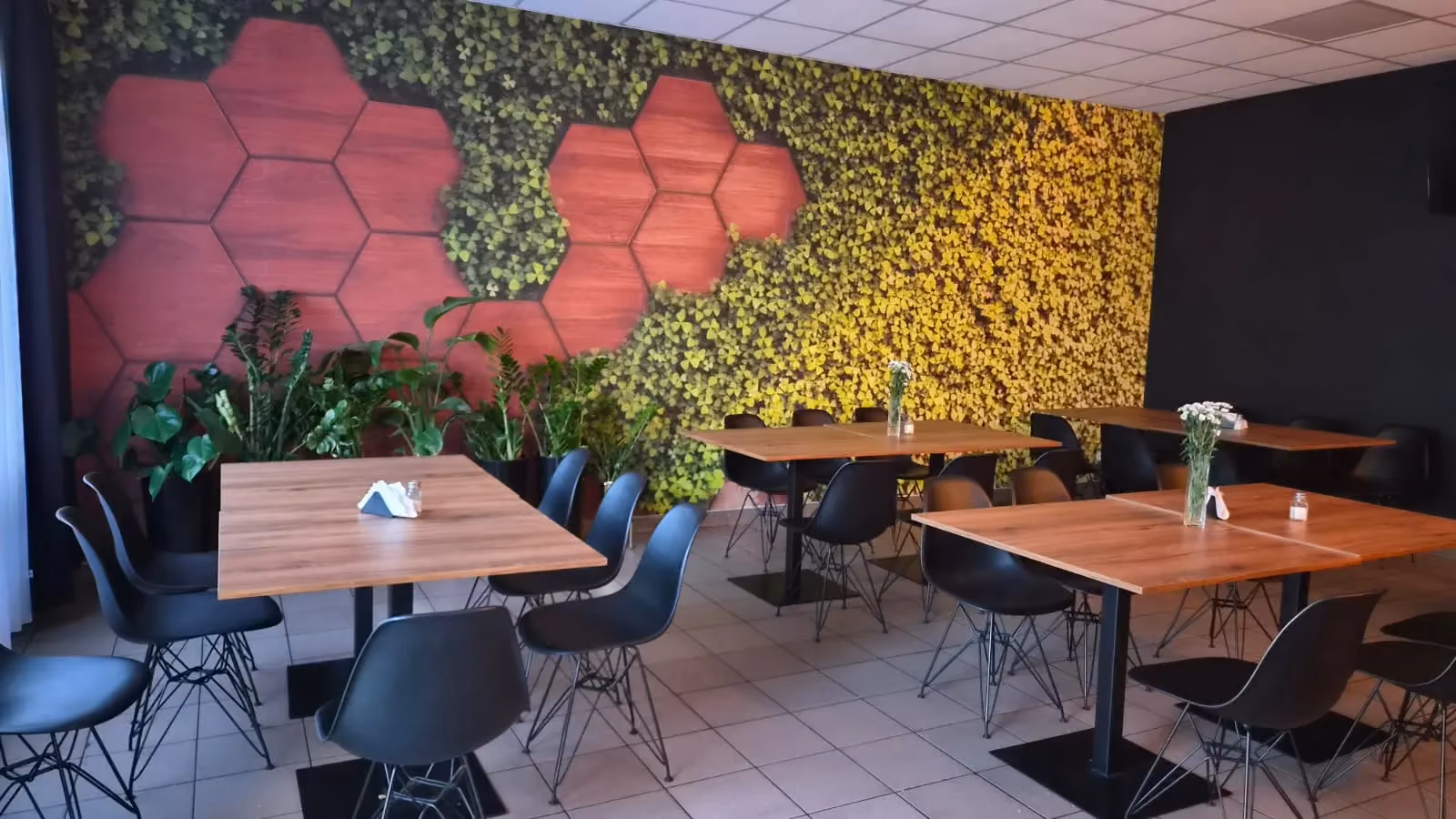 Bistro Pod Klonem podczas organizacji przyjęcia okolicznościowego z elegancko przygotowanym stołem dla gości.