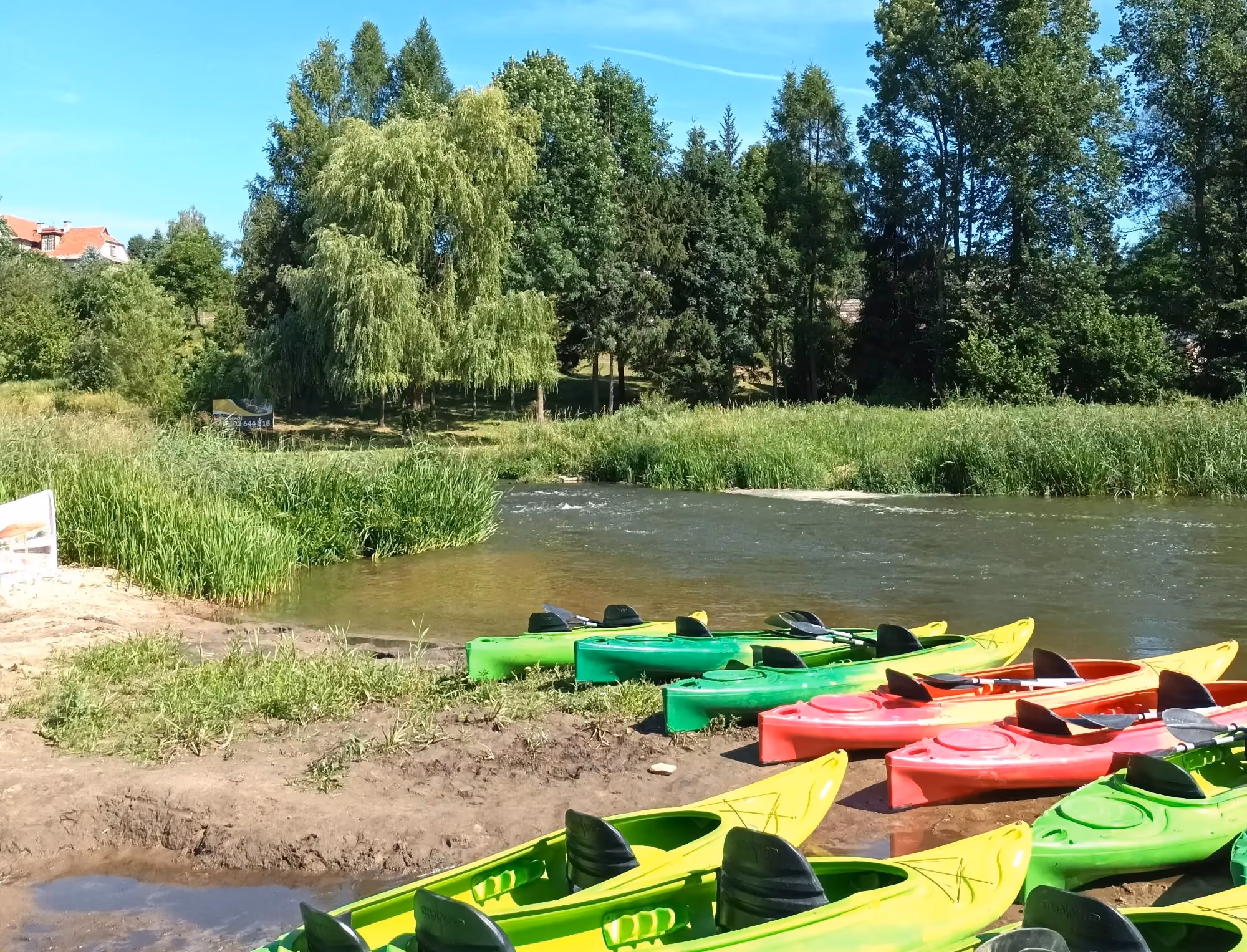 Spływy kajakowe rzeką Pilicą – kajaki przygotowane do wodnej przygody w powiecie radomszczańskim.