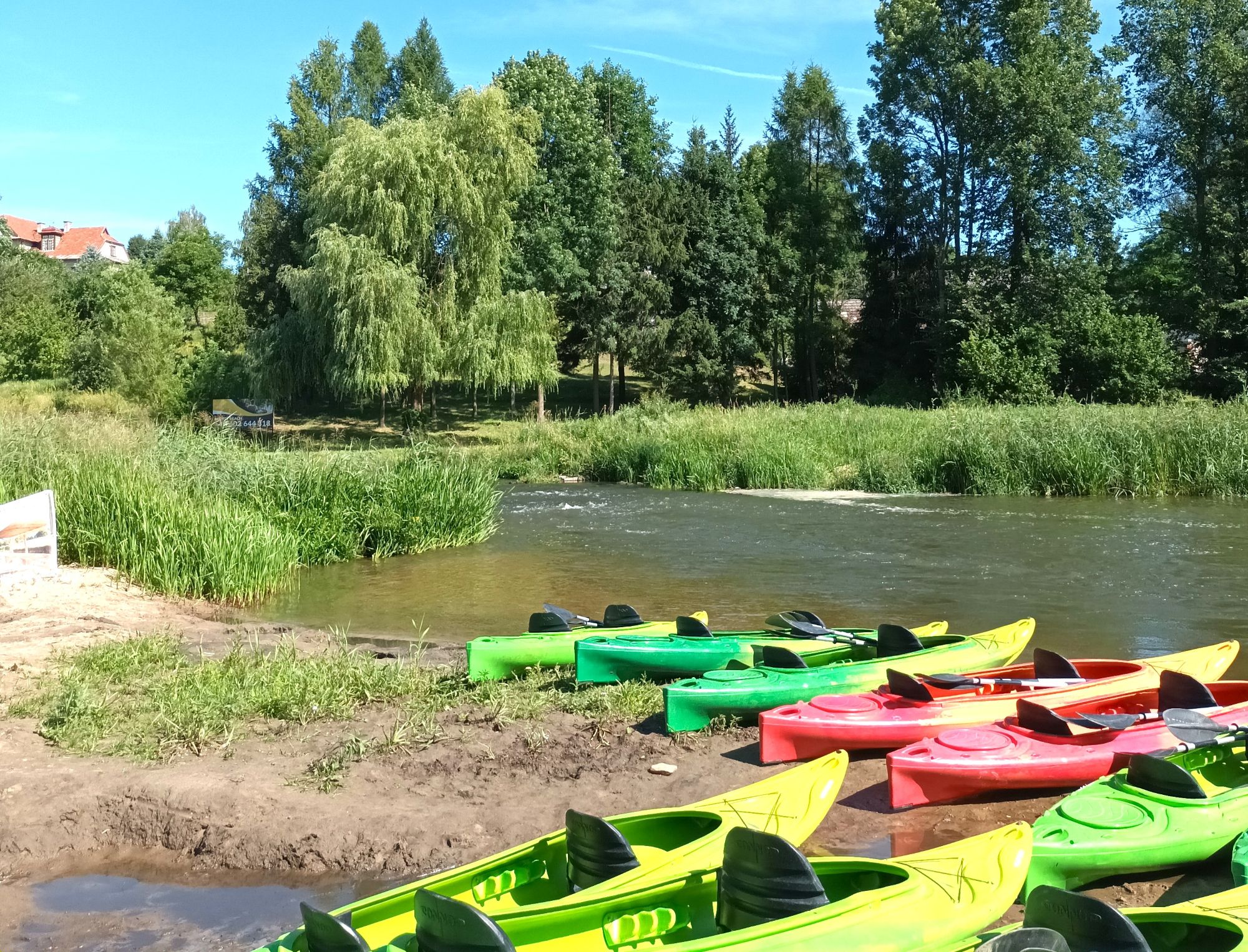 Spływy kajakowe rzeką Pilicą – kajaki przygotowane do wodnej przygody w powiecie radomszczańskim.