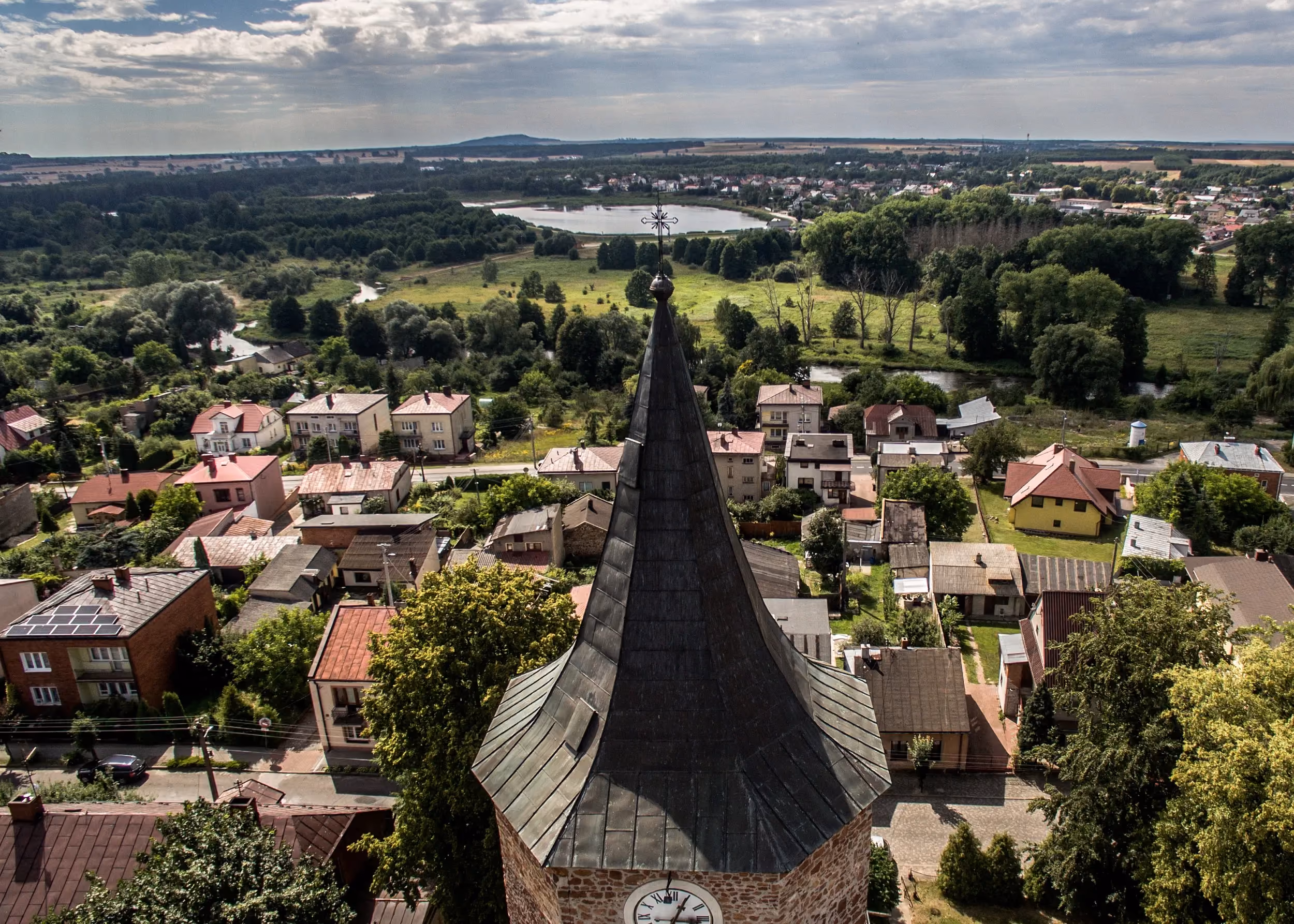 Widok z wieży kościoła na zabudowę Przedborza, dolinę Pilicy, zalew oraz zielone tereny wokół miasta.