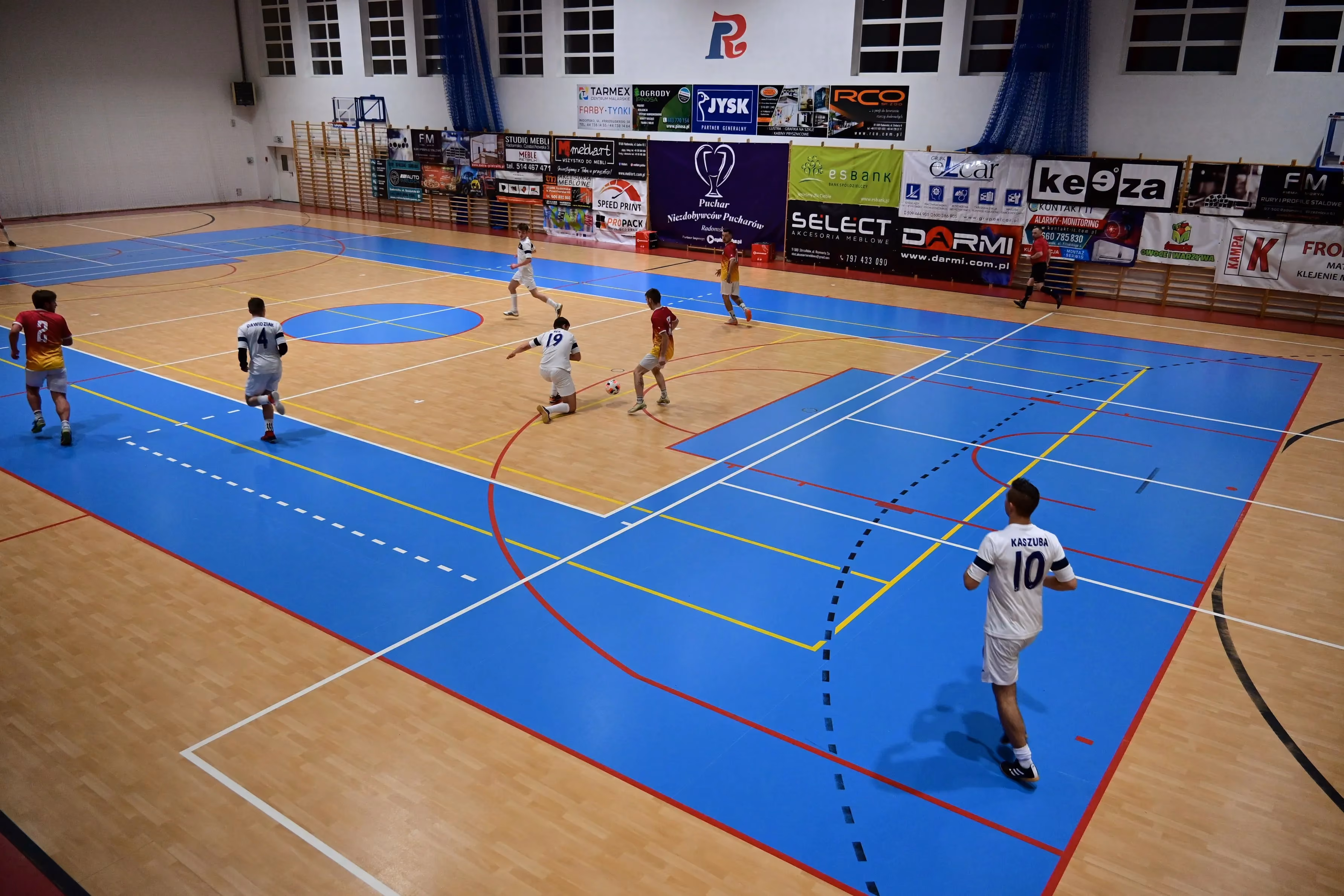 Mecz piłki halowej rozgrywany na boisku w Powiatowej Hali Sportowej w Radomsku.