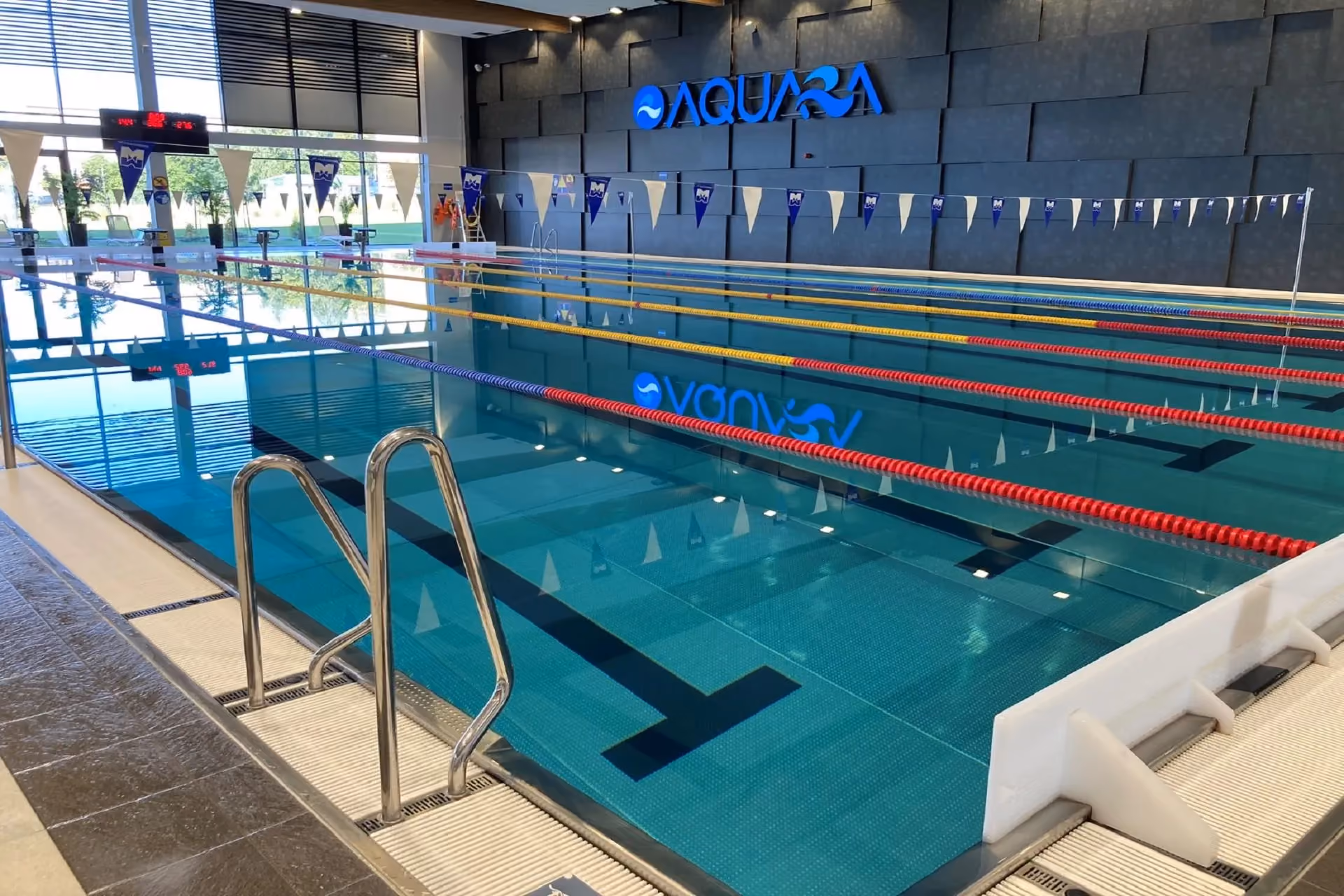 Sześciotorowy basen sportowy w Kompleksie AQUARA w Radomsku z liniami torowymi i logo obiektu.
