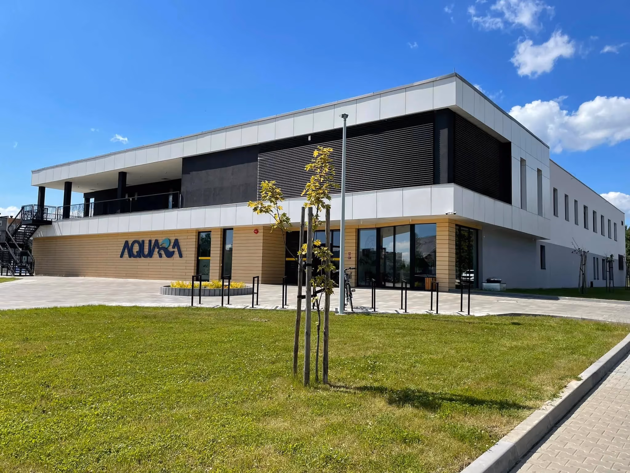 Budynek Kompleksu Sportowo-Rekreacyjnego AQUARA w Radomsku widoczny z zewnątrz w słoneczny dzień.