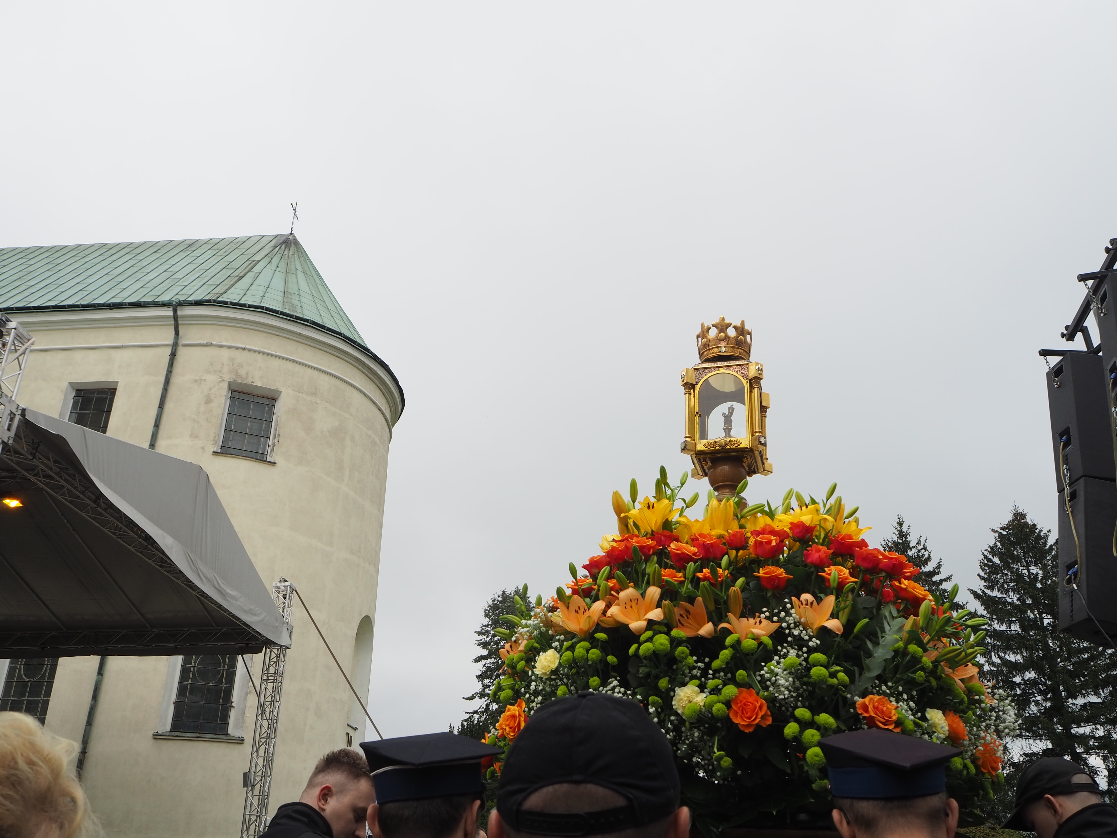 Relikwiarz z figurką Matki Bożej Gidelskiej niesiony na kwiatach podczas uroczystości przy bazylice w Gidlach.
