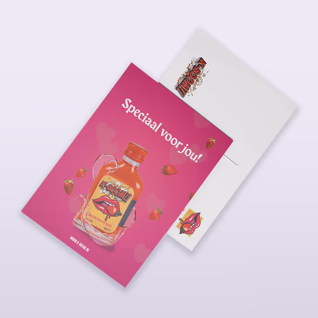 Postkaart met roze achtergrond waarop een fles K-BOOM! strawberry love drank met aardbeien en de tekst 'Speciaal voor jou!' staat.