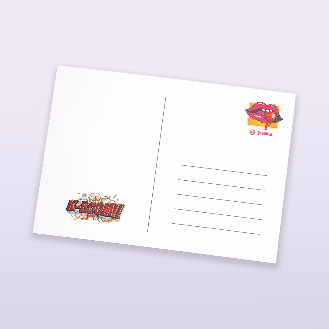 Ansichtkaart met een stripwoord 'K-BOOM!!' links onderaan en een lippenafbeelding met een aardbei bovenaan rechts, inclusief een Instagram-handle @kboomnl.