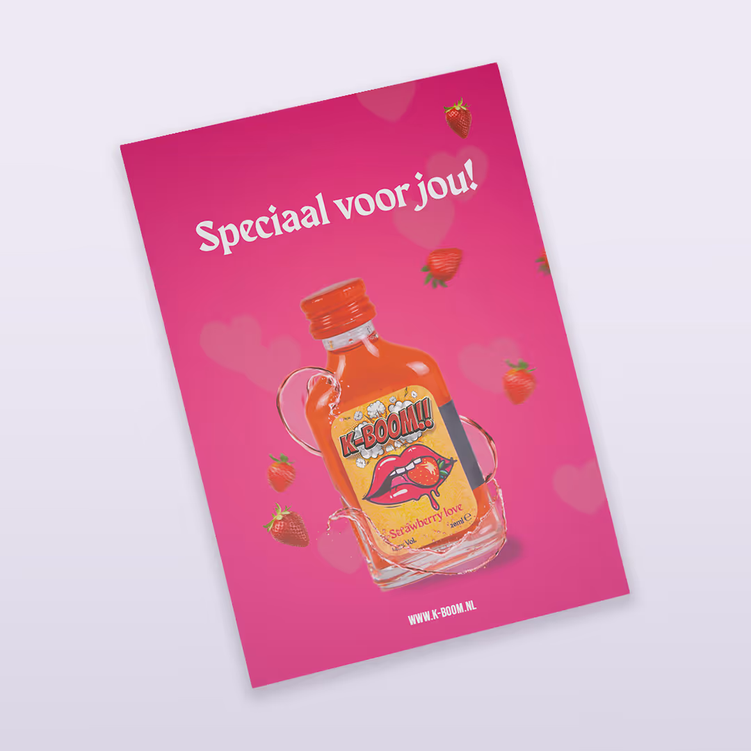 Flesje K-BOOM!! Strawberry love likeur op een roze achtergrond met aardbeien en de tekst 'Speciaal voor jou!'