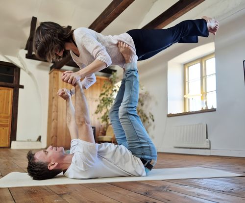 Akroyoga i gymnastiksalen på Brevenshus