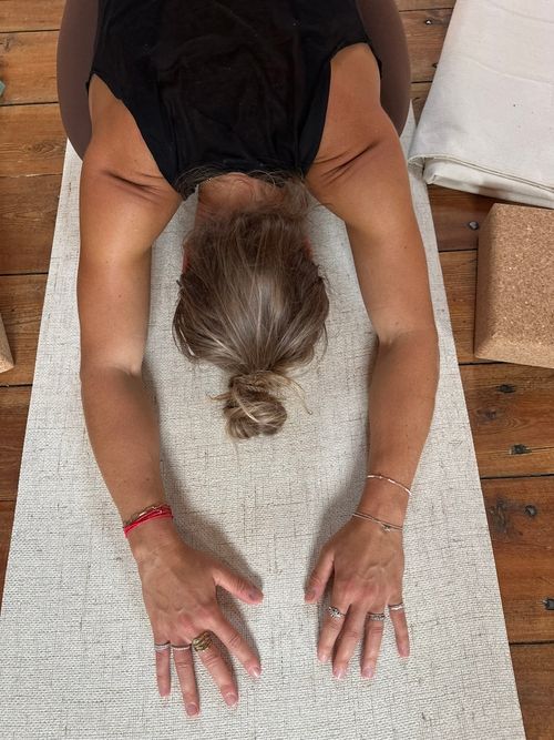 Akroyoga i gymnastiksalen på Brevenshus