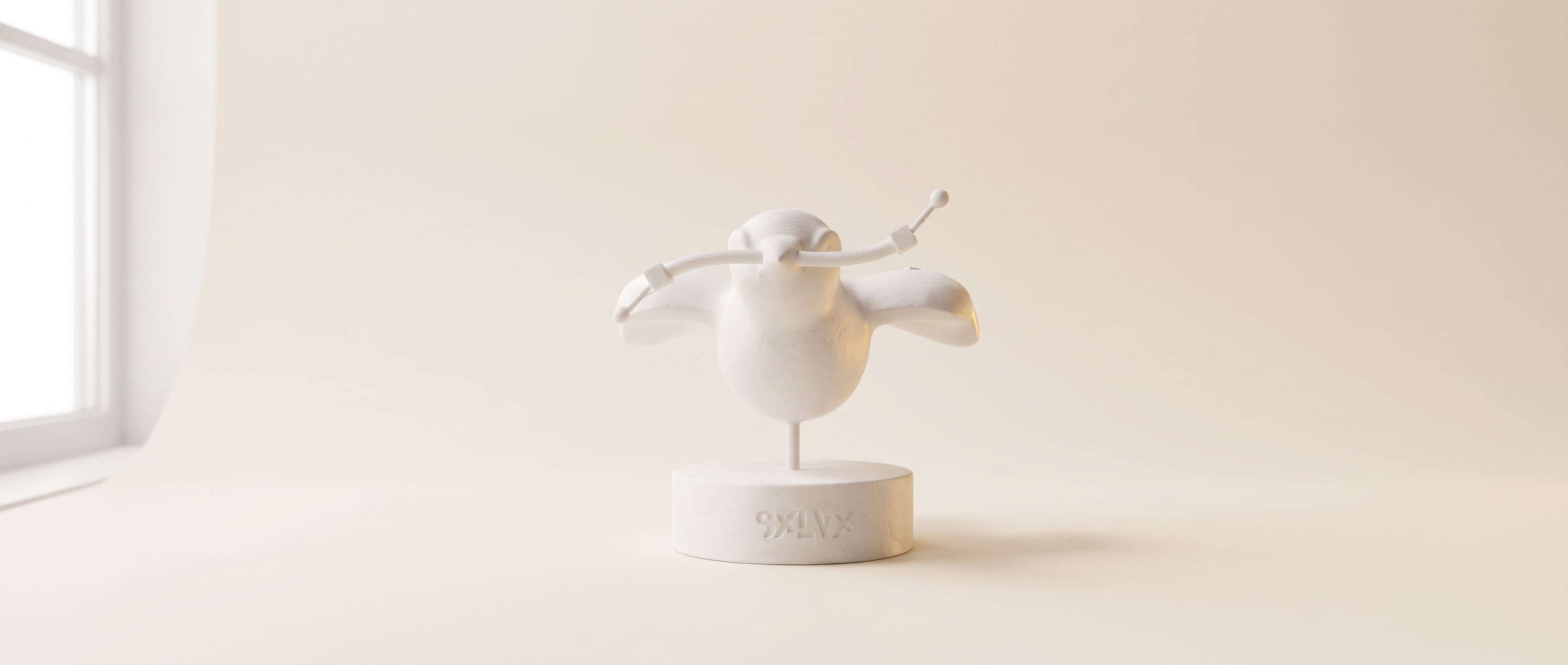 SXLVX Spatz Trophäe als weiße Skulptur im hellen Studio, Ulmer Spatz mit Bézierkurve im Schnabel