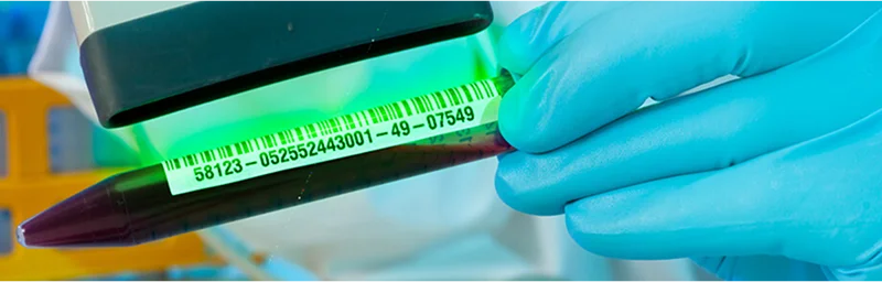 Personne qui scan un code barre