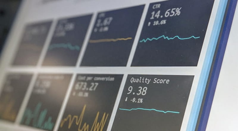 Tableau de bord affichant des indicateurs de performance et des métriques de qualité.