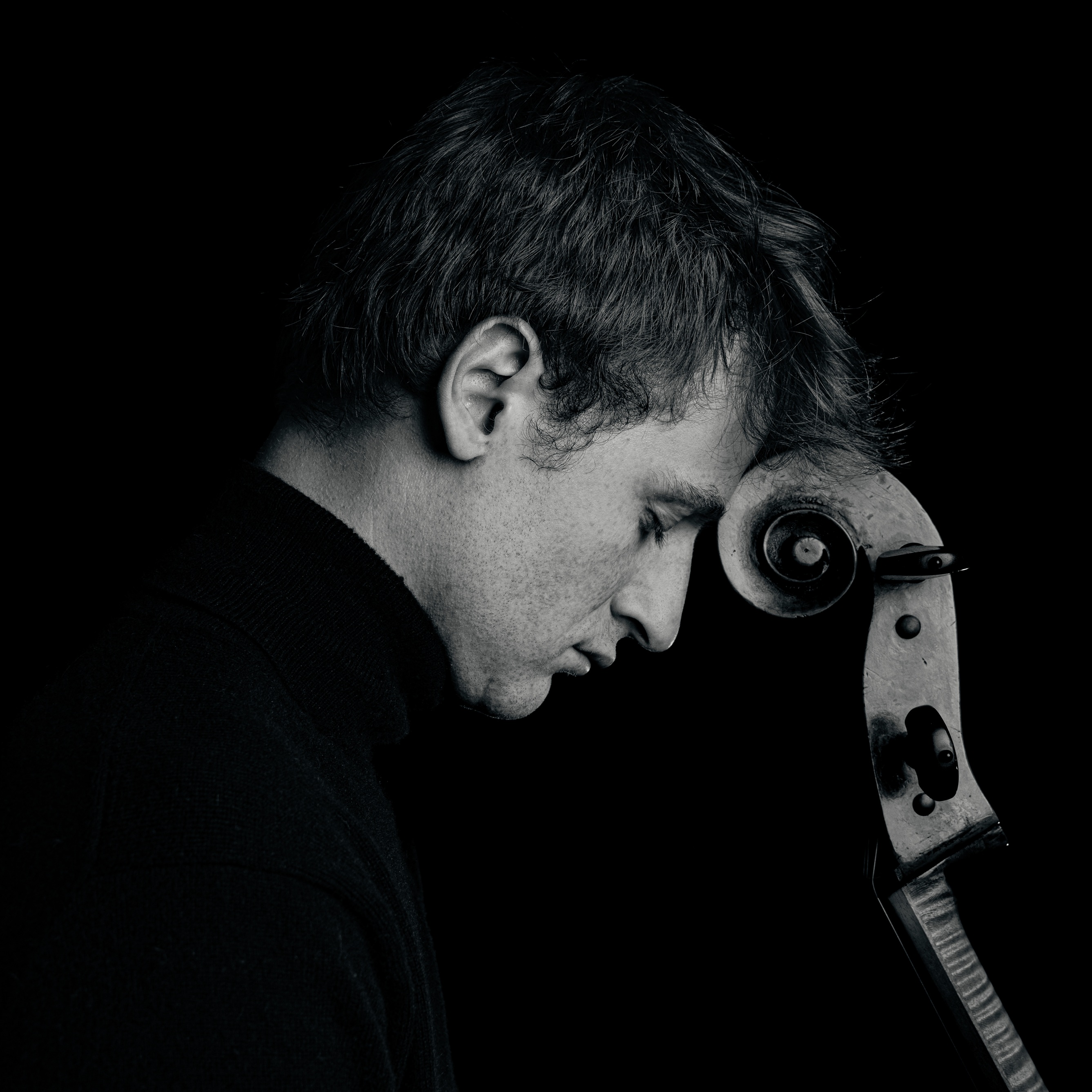 Portrait of Jérémy Garbarg, cellist and graduate of the Pernoo School of Musical Performance