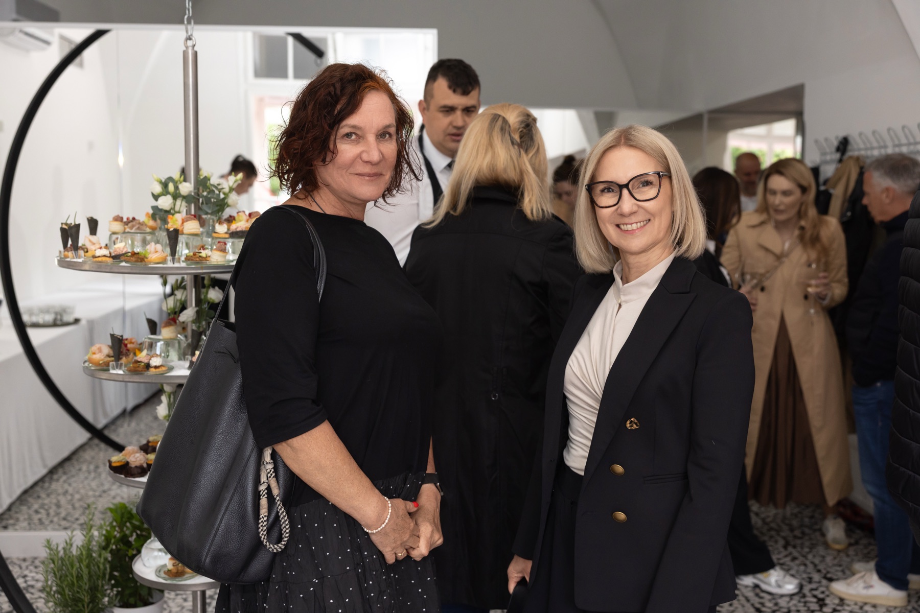 Gosti ob cateringu na predstavitvi knjige »Toni bi poznal naslov te knjige« — vaultani strop, atmosfera v Ljubljana