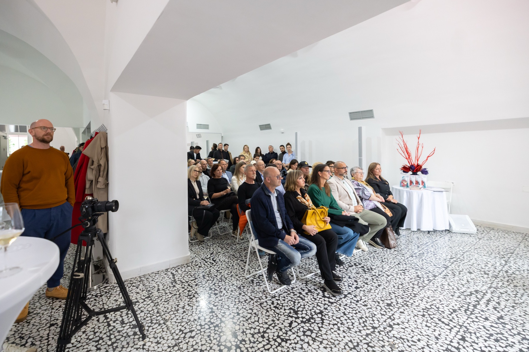 Publika med predstavitvijo knjige »Toni bi poznal naslov te knjige« avtorja Uroš Buh — širok pogled na dvorano, Ljubljana