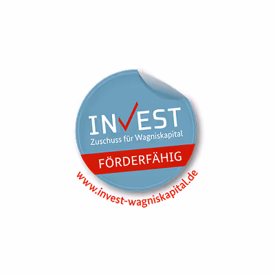 Runder Aufkleber mit der Aufschrift ‚INVEST Zuschuss für Wagniskapital FÖRDERFÄHIG‘ und der Webseite www.invest-wagniskapital.de in Rot und Weiß auf blauem Hintergrund.
