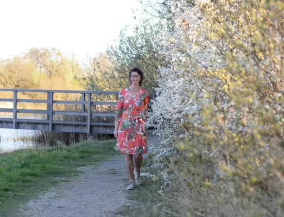Elma Janse van Groeiwijs Coaching achter bloesemboom