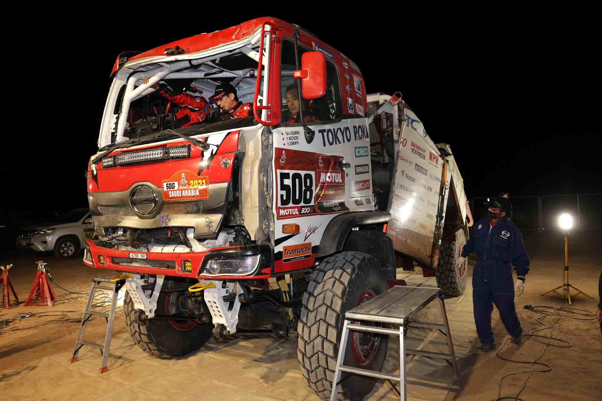 The team HINO500 Series truck arrived at the bivouac at around 7:30