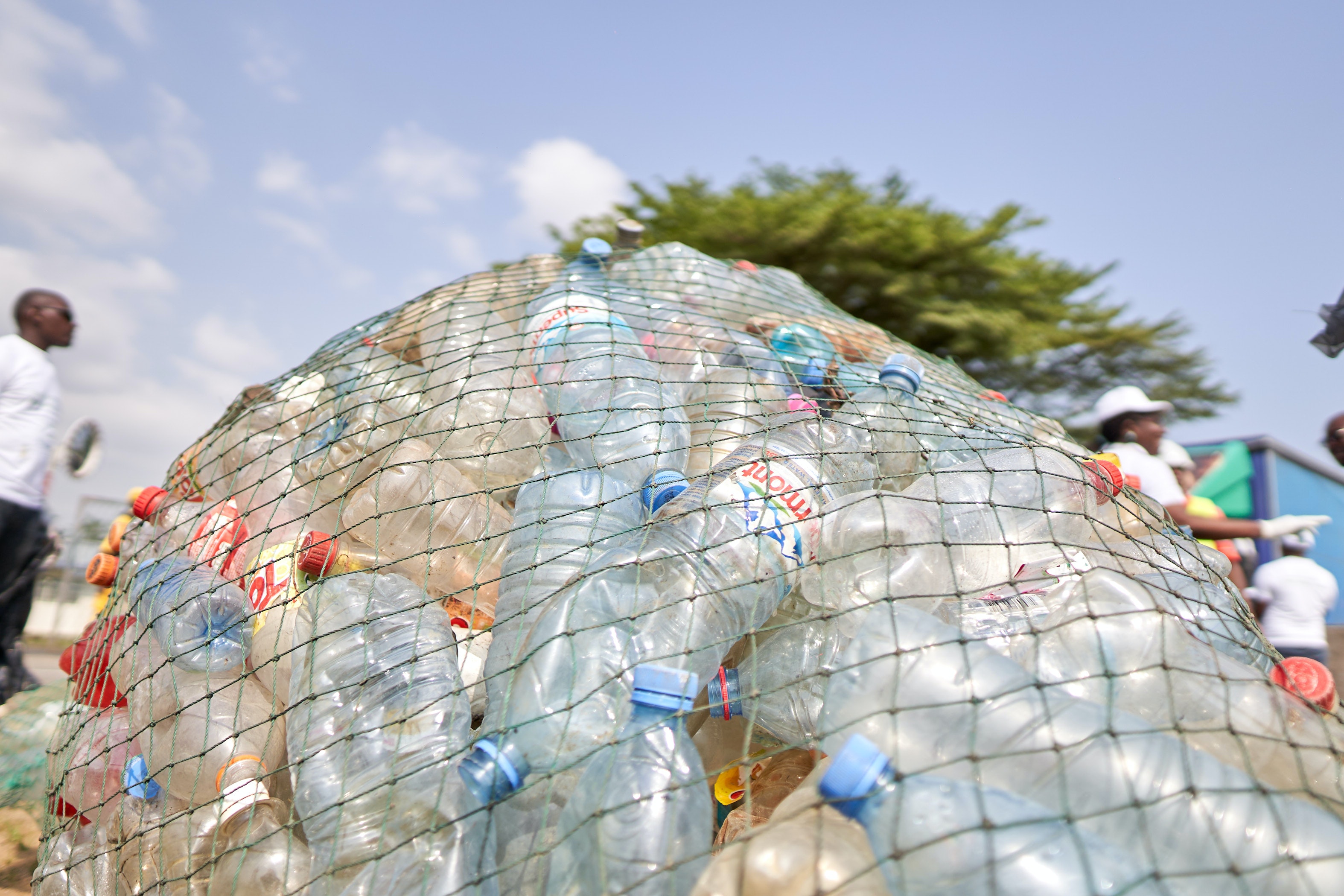 Opgestapelde plastic flessen als visueel gevolg van eenmalige verpakkingen zonder statiegeld