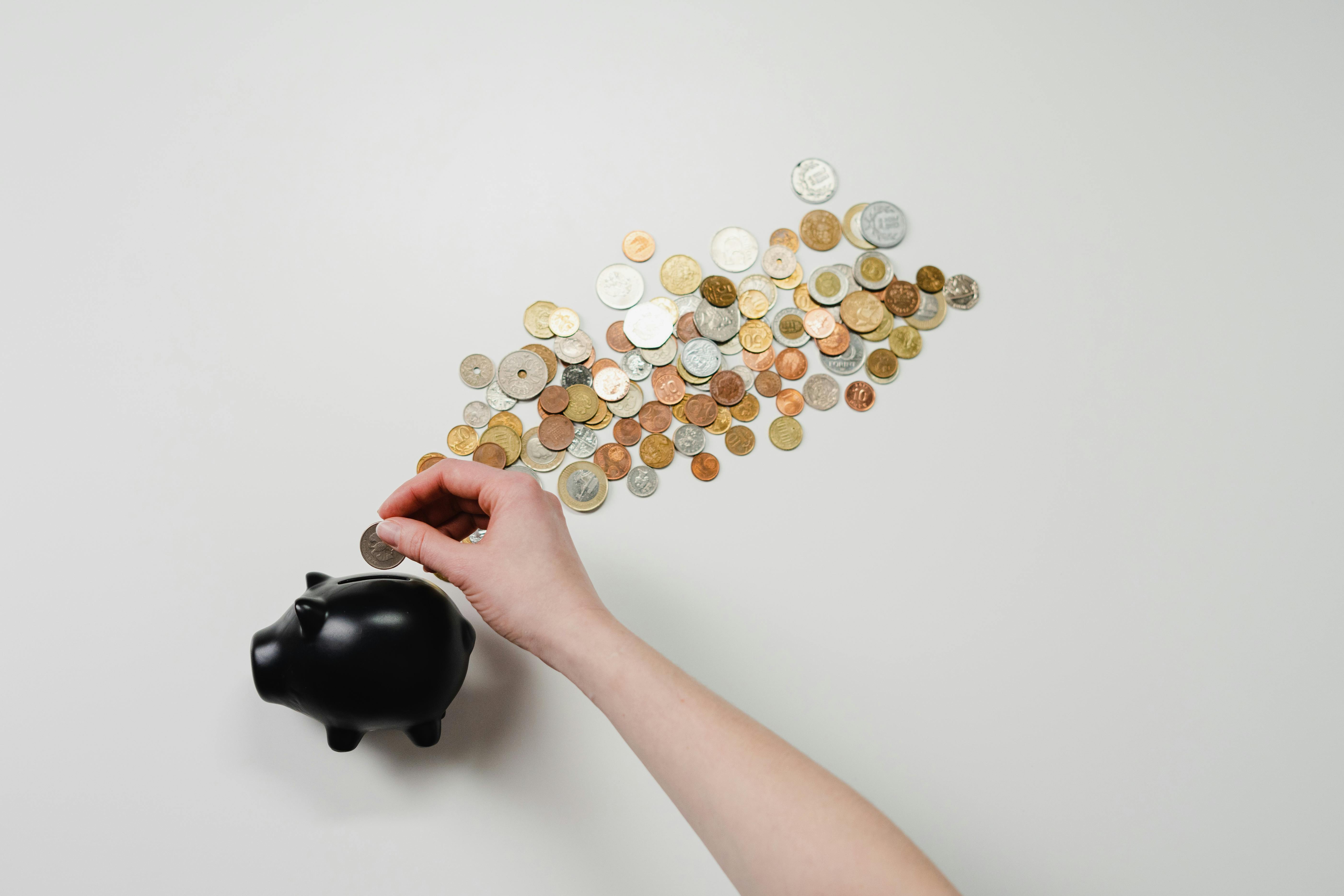 Spaarpot met euromunten symboliseert de financiële impact van statiegeld op kantoor