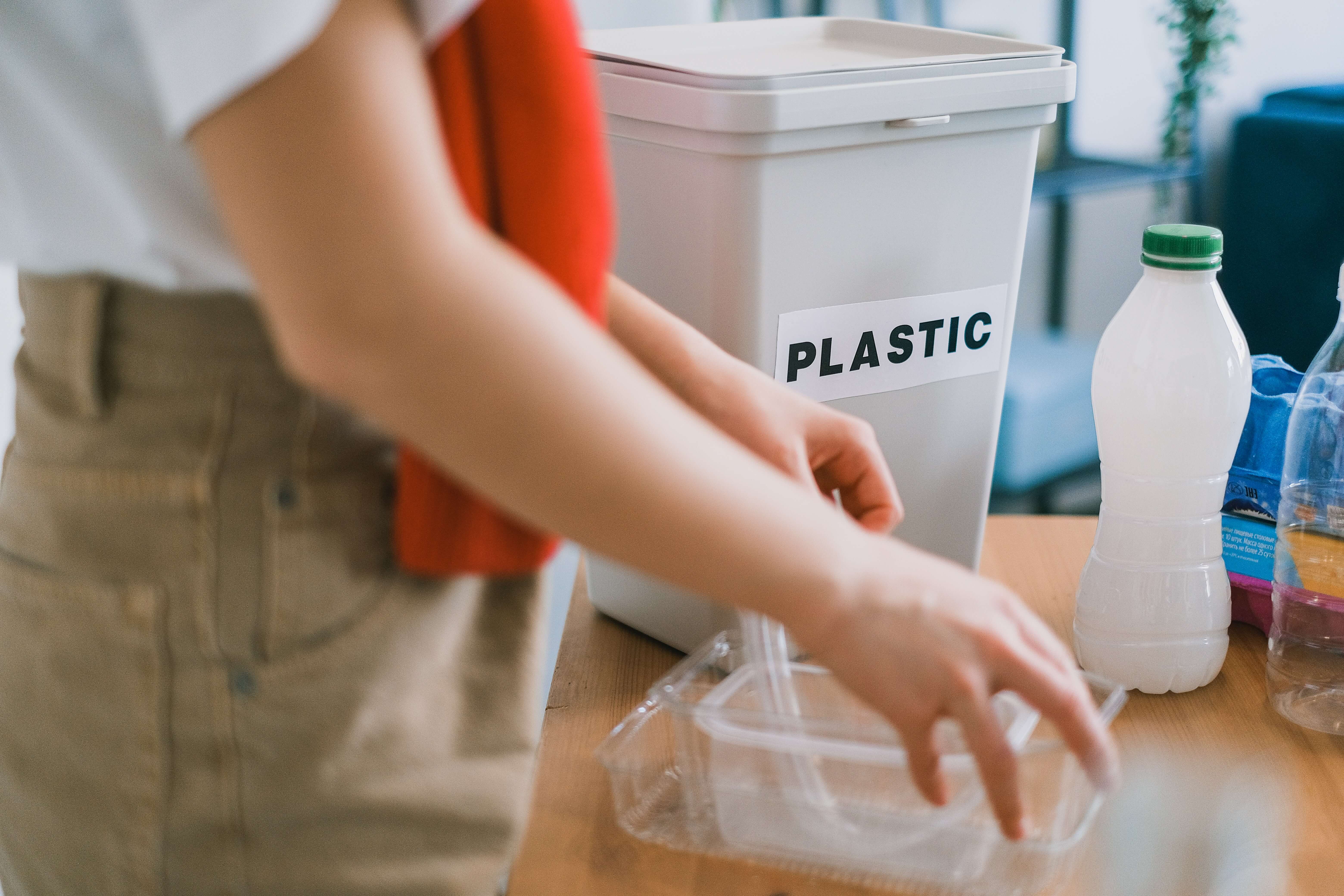 Persoon verzamelt plastic flessen als voorbereiding op statiegeldsysteem in Nederland