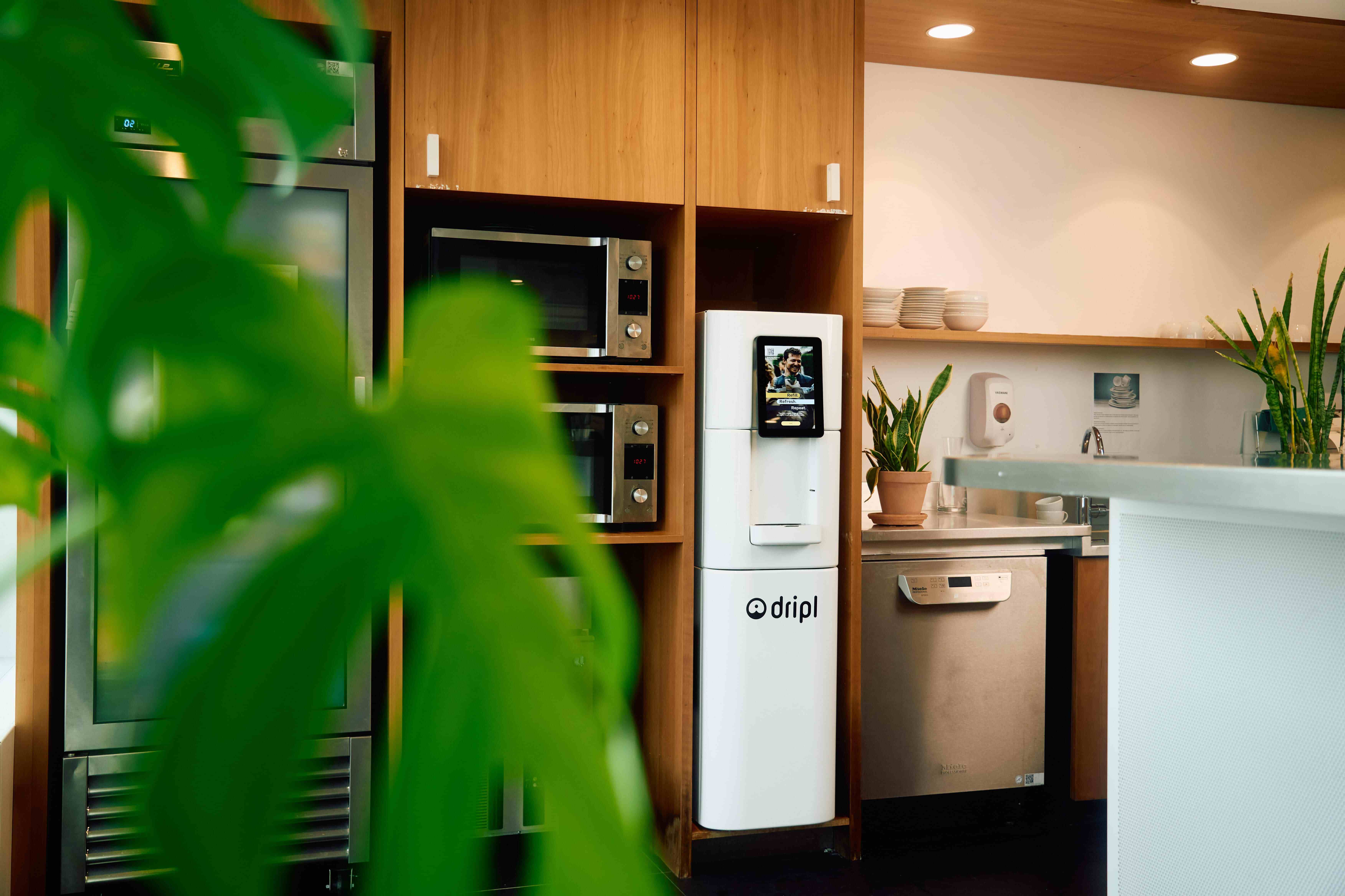 Dripl Refill Point / Drankdispenser in gebruik op een moderne werkvloer