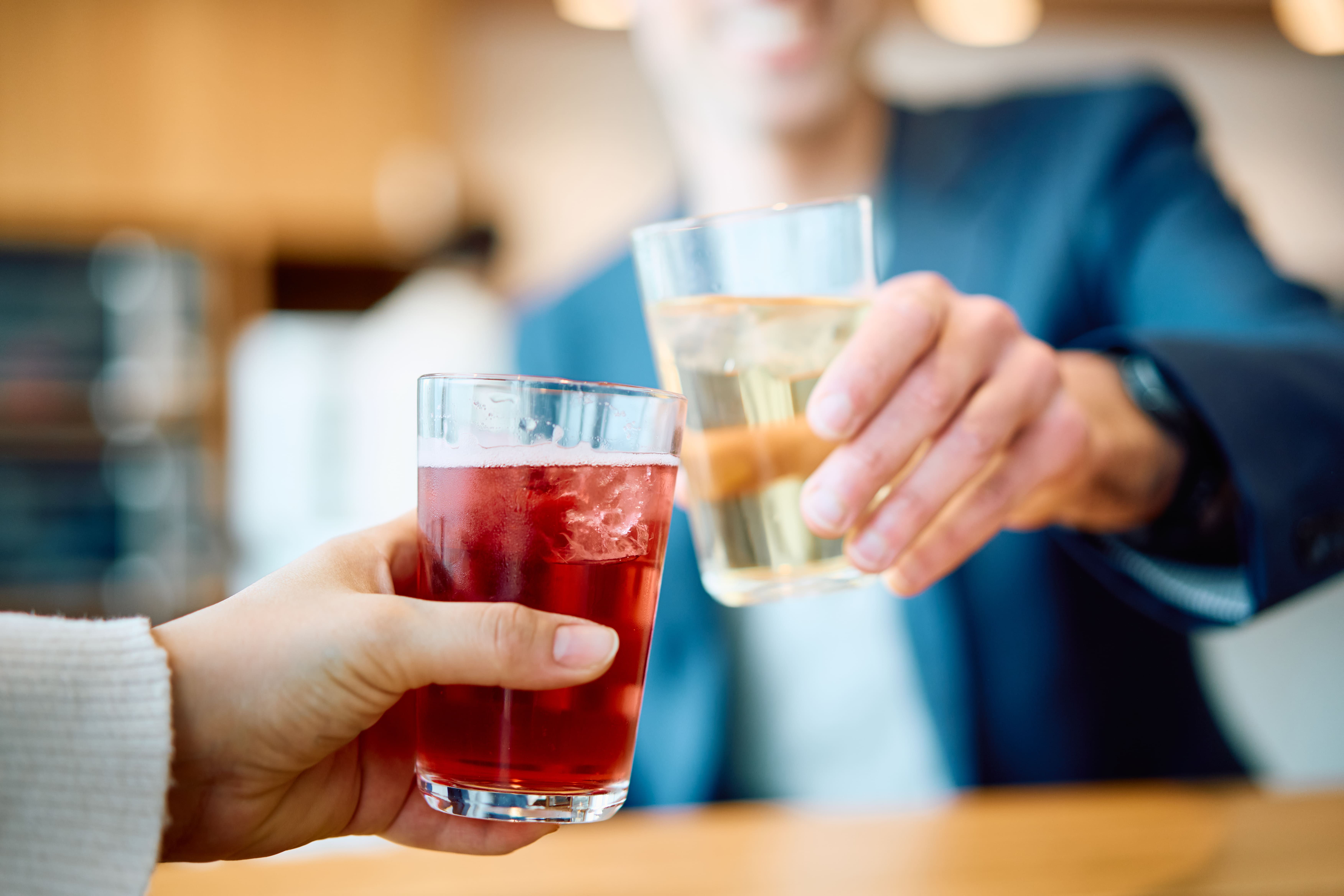 Collega’s genieten van water met een smaakje van Dripl tijdens hun werkdag