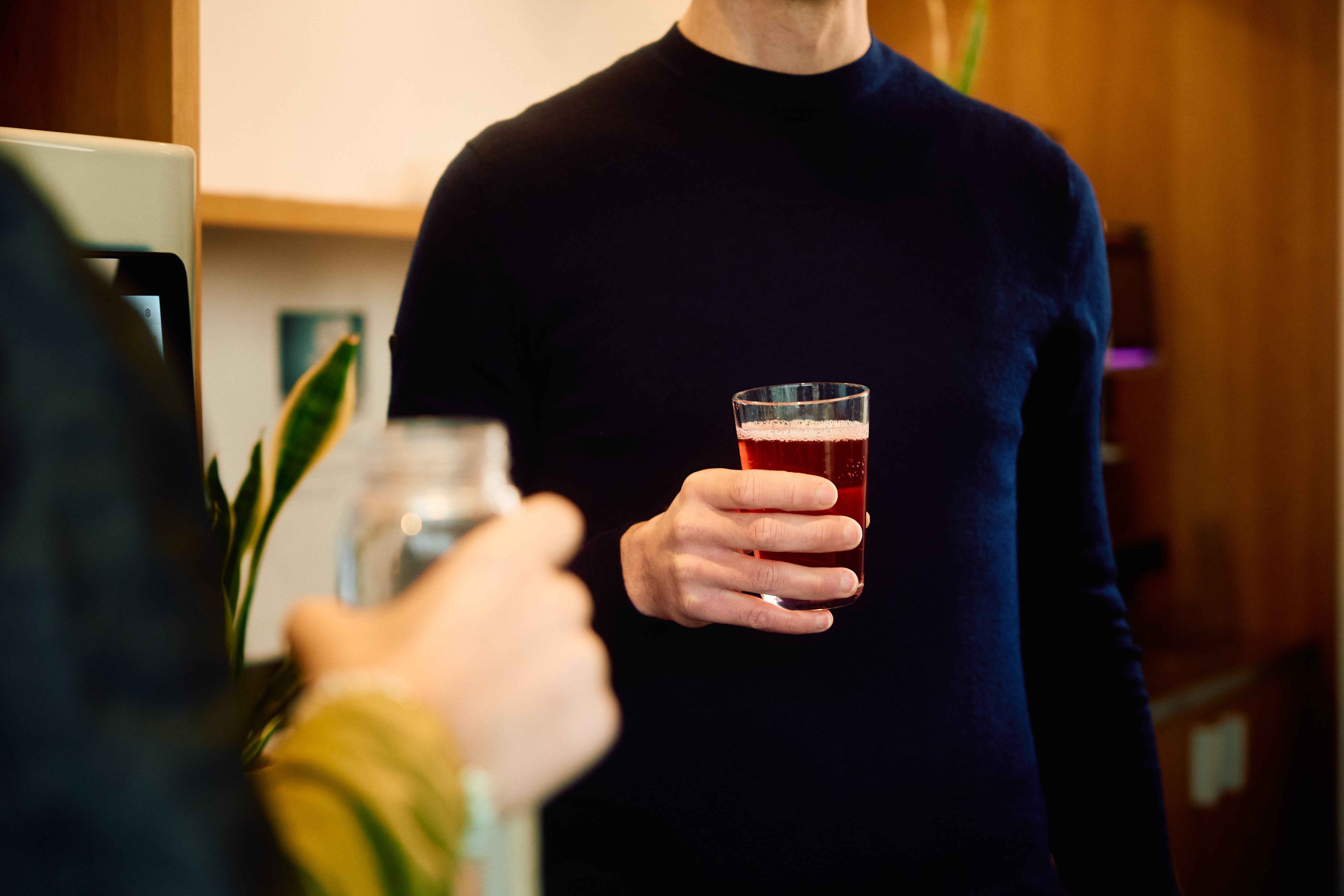 Medewerkers nemen samen een pauze met een functionele drink van Dripl op de werkvloer