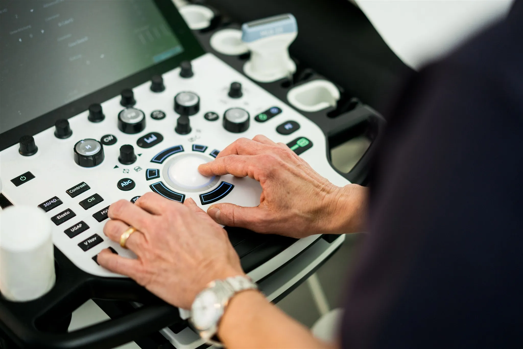 Eine Person hat die Hände auf der Tastatur des Untersuchungsgerätes.