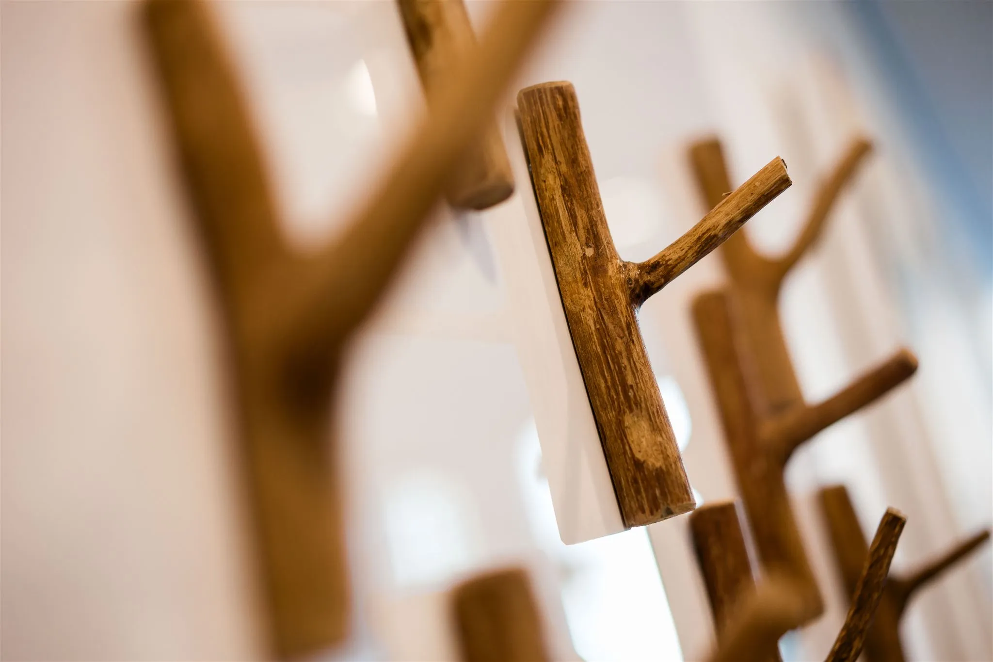 Eine Nahaufnahme von einer Garderobe aus Holzstämchen.