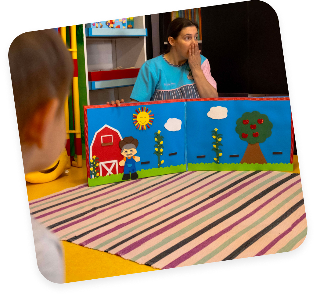 Educadora a ler uma história no infantário A Toca dos Traquinas