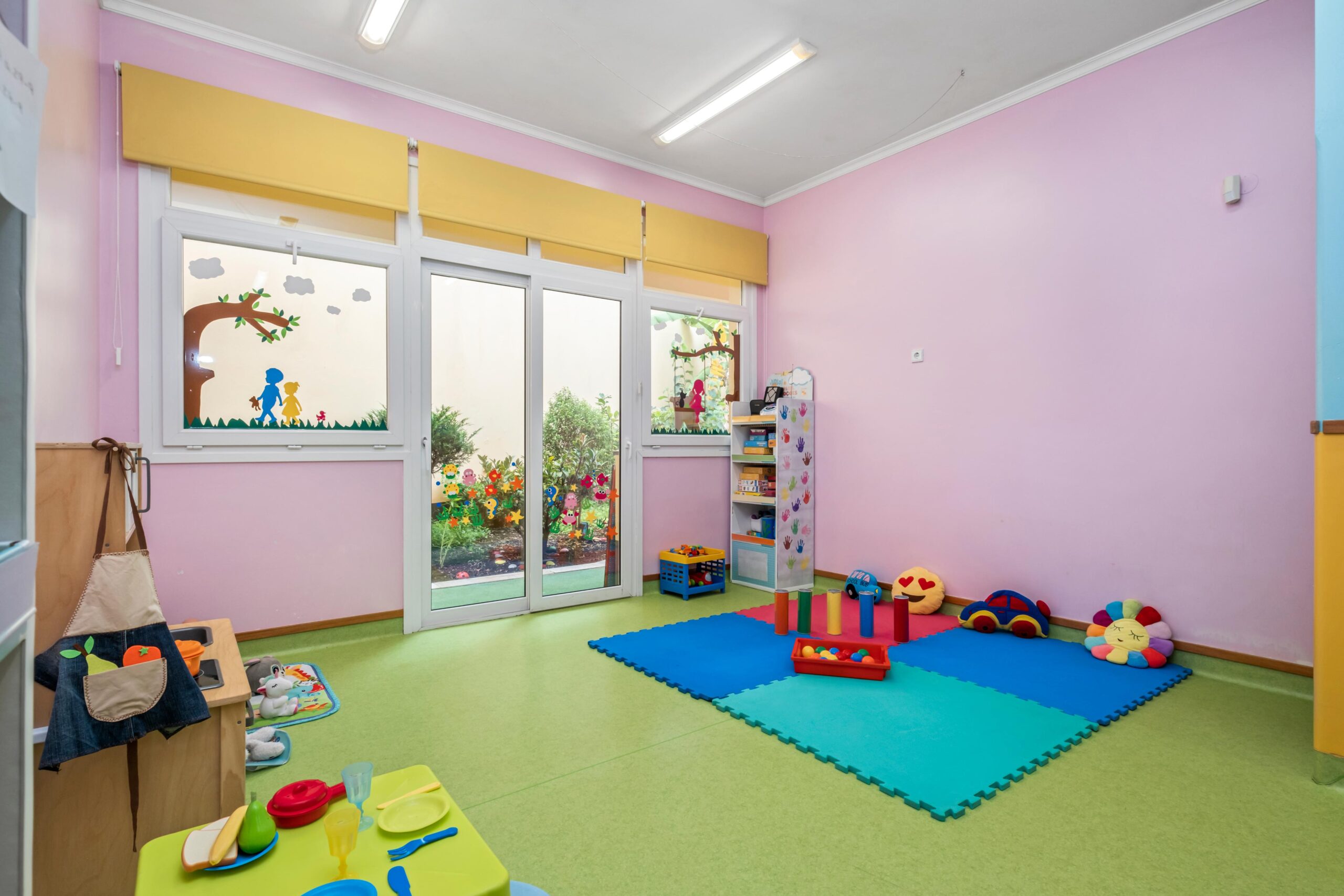 Sala transição Esquilos com tapete e diversos brinquedos, no infantário A Toca dos Traquinas