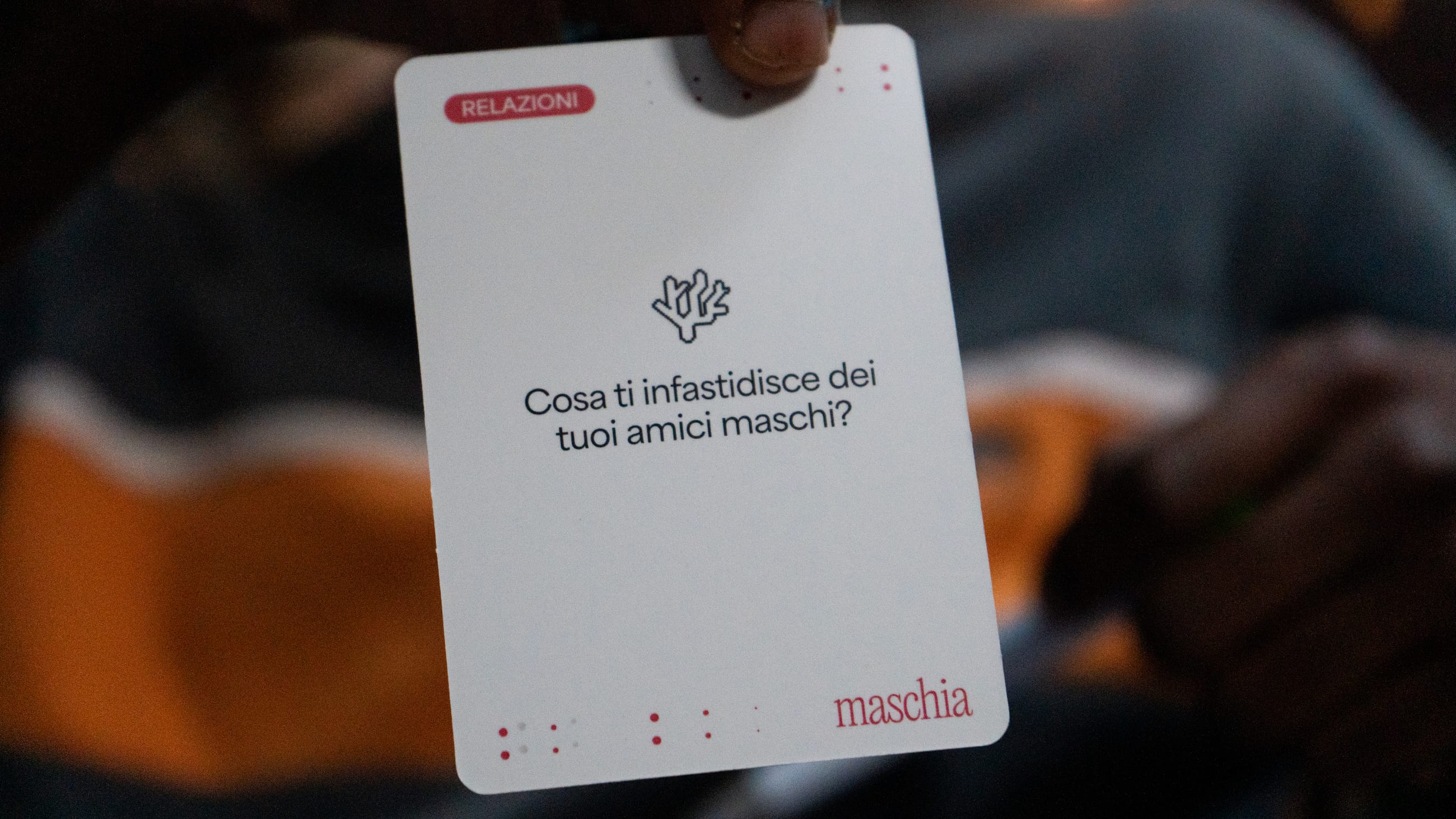 Mano che mostra una carta da gioco con una domanda stampata