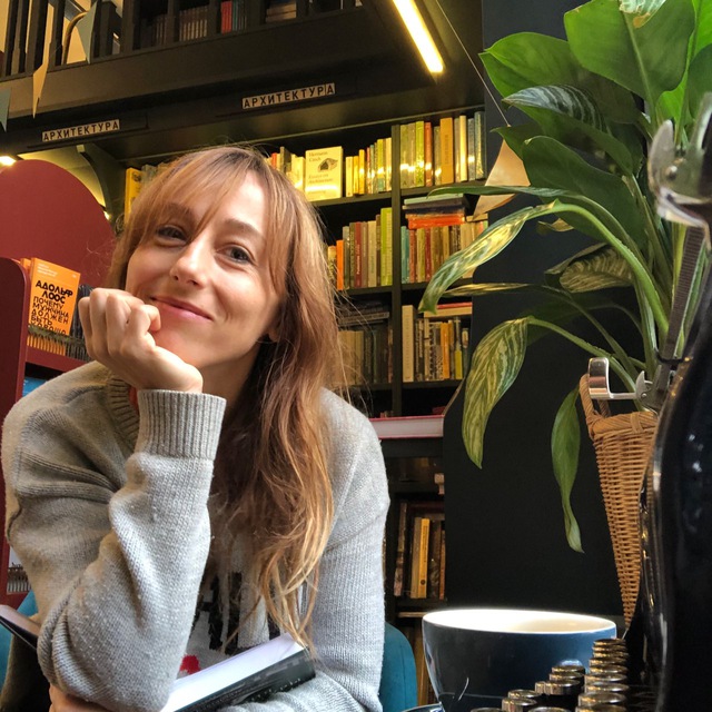 image of team member explaining a conservation project [team]