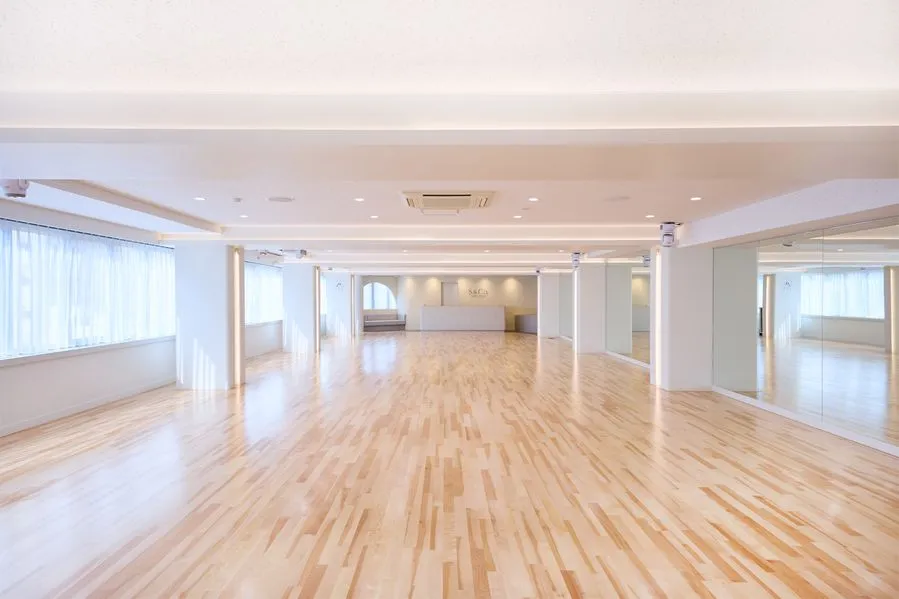 <subject>[background image] image of a busy downtown area (for a mobility and transportation)</subject>