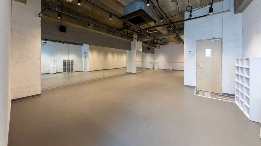 <subject>[background image] image of a busy downtown area (for a mobility and transportation)</subject>