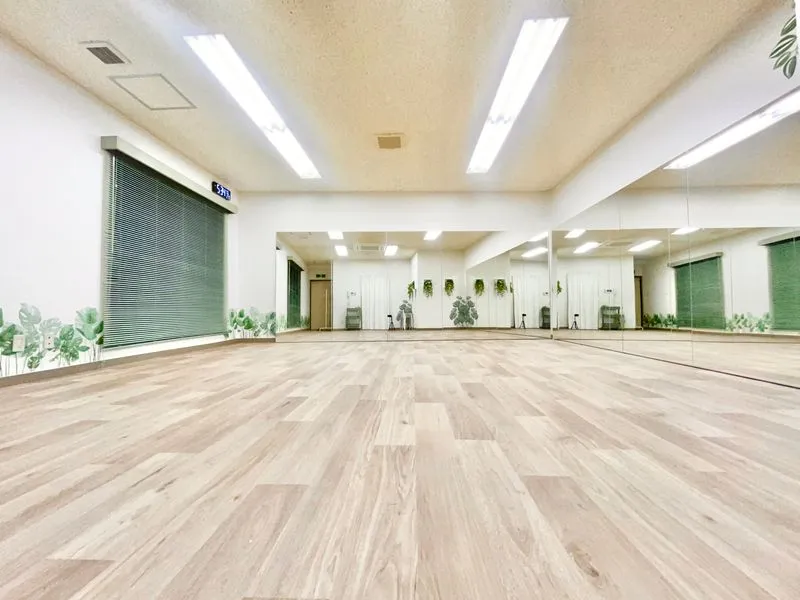 <subject>[background image] image of a busy downtown area (for a mobility and transportation)</subject>