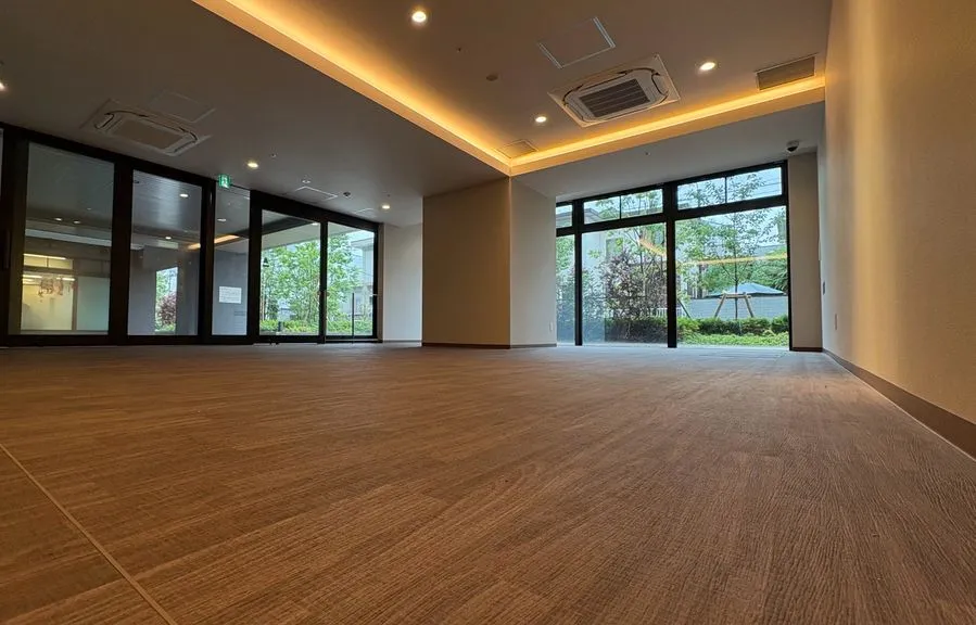 <subject>[background image] image of a busy downtown area (for a mobility and transportation)</subject>