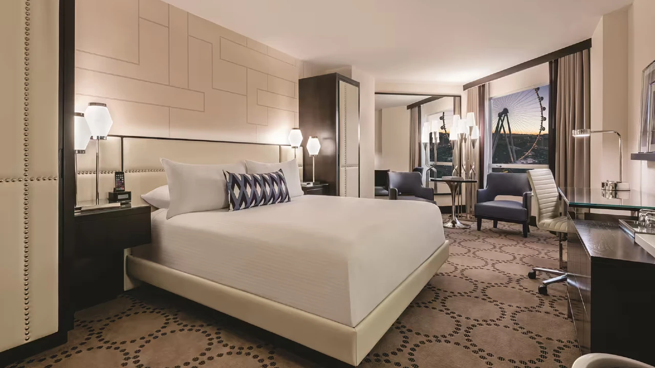 Valley Deluxe Room King Attraction View at Harrah's Las Vegas