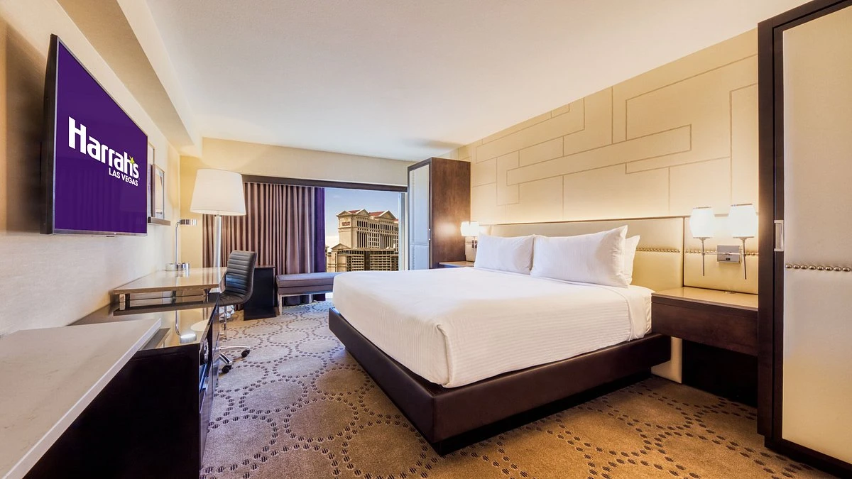 Mountain Deluxe Room King Strip View at Harrah's Las Vegas
