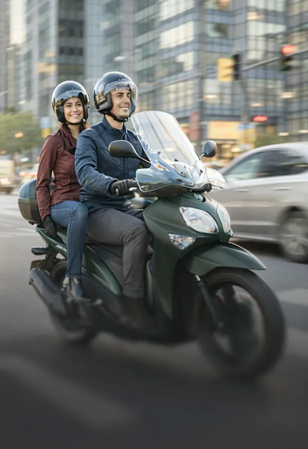 Mujer sonriente colgando un cartel de abierto en la entrada de una tienda.