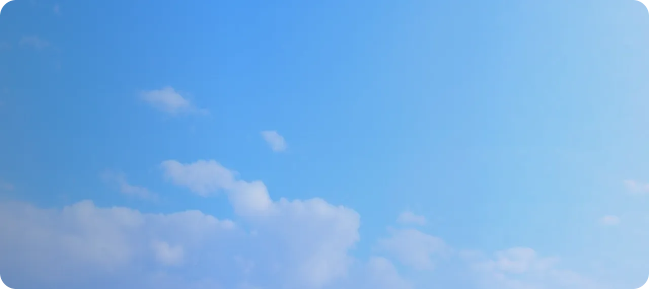 Cielo azul claro con algunas nubes blancas esponjosas.