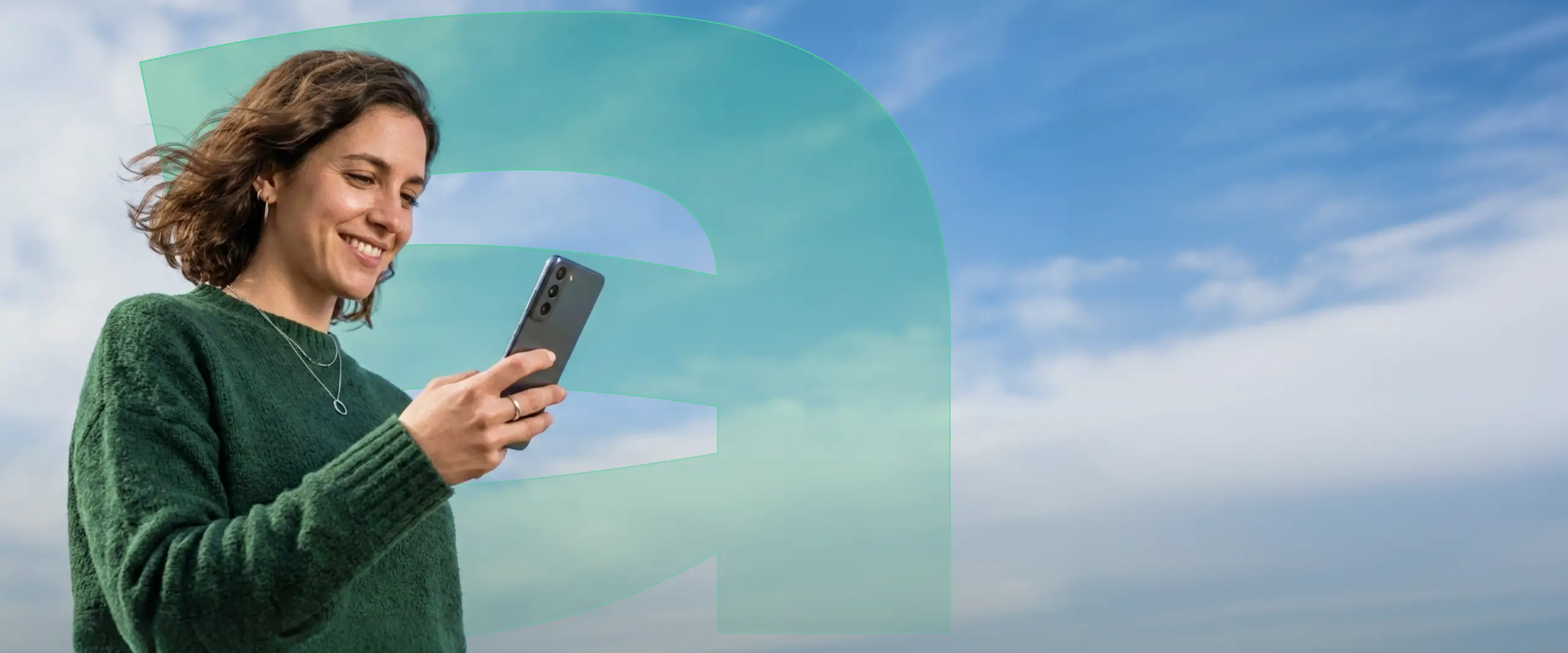 Mujer sonriendo usando un teléfono móvil con cielo azul y nubes de fondo.